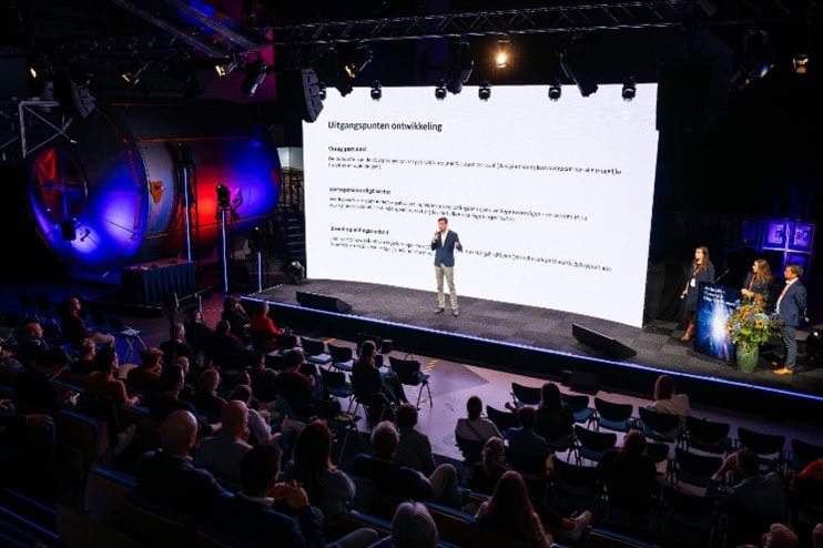 Zeb presenteert de voortgang van ontwikkelpaden, die zijinstroom in kraptesectoren bevorderen.