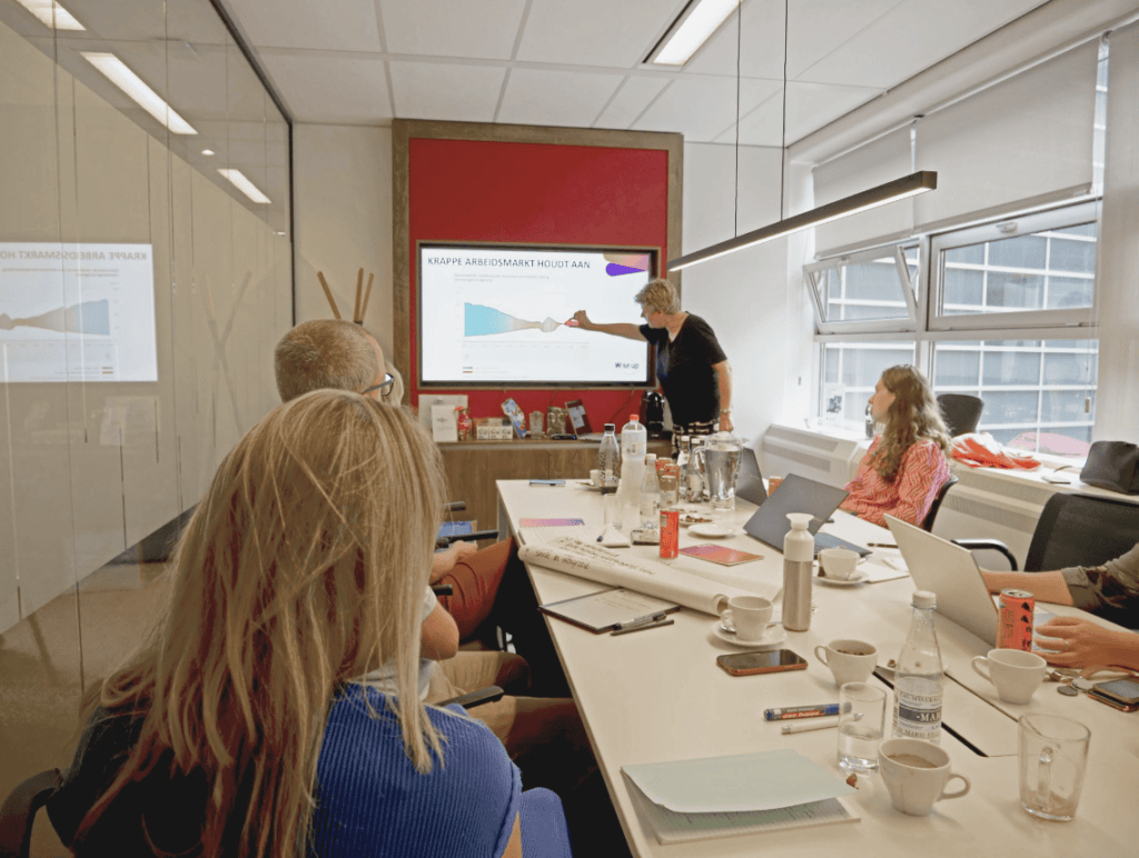 Expert geeft training arbeidsmarktregio specialist aan groep consultants